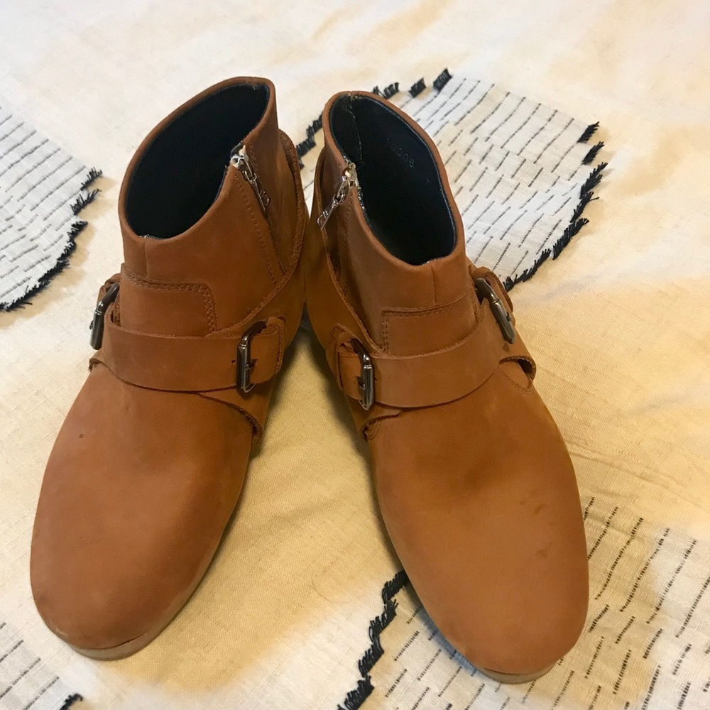 A Detacher clog boot